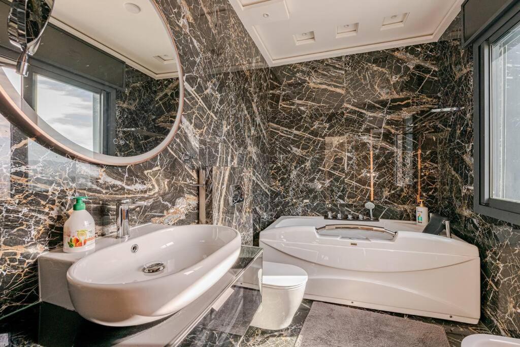Ferienwohnung Royale Duplexe Pleine Centre Tanger Exterior foto